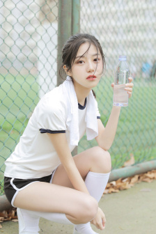 女子裸泳引围观